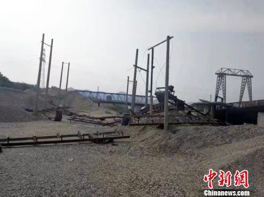 整治前，采砂设备遍布襄阳汉江河道（资料图片）　陈涛　摄