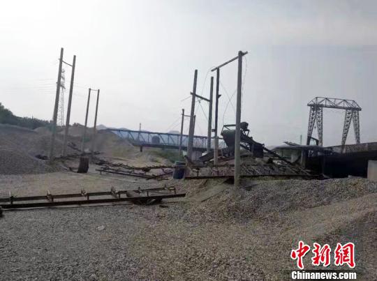 整治前，采砂設(shè)備遍布襄陽漢江河道（資料圖片）　陳濤　攝