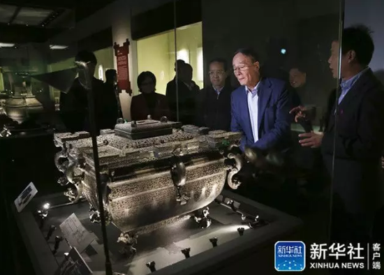11月14日，王岐山在湖北省博物馆考察。新华社记者 姚大伟 摄
