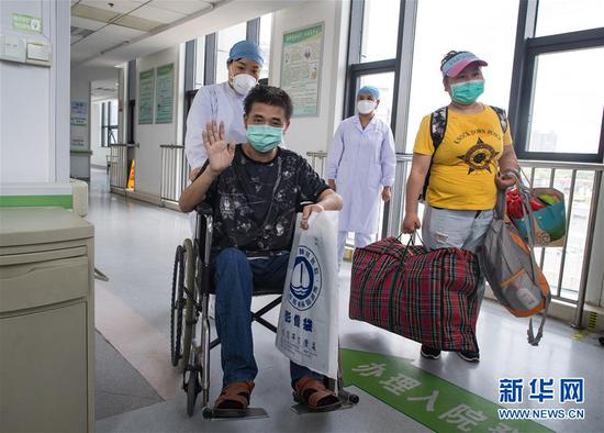 6月17日，胡定江在出院时挥手告别。新华社记者 肖艺九 摄