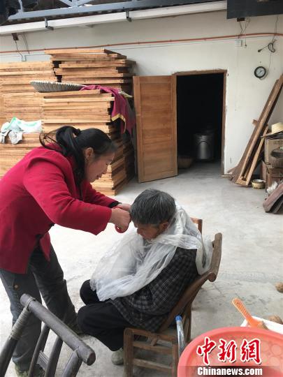 何春枚为婶婶理发 夷宣 摄