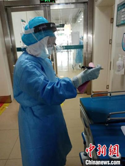 图为重庆市援鄂医疗队队员、重庆大学附属肿瘤医院重症监护室护士李文均在工作中。　重庆市急救医疗中心供图