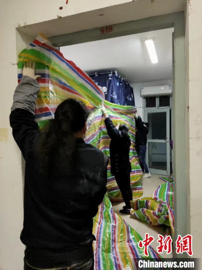 三峽大學教職工用防水布封閉學生物品 余純 攝