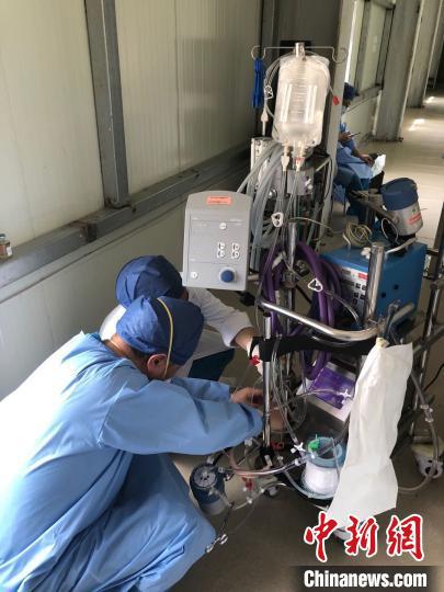 王維俊正在拼裝一臺(tái)ECMO。仁濟(jì)醫(yī)院供圖