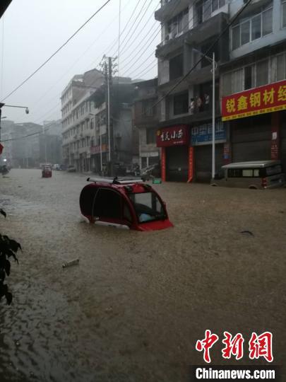 　暴雨致建始部分地区出现内涝 刘坤 摄