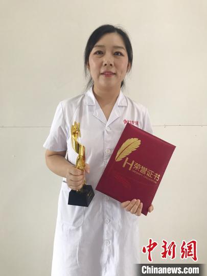 8月18日，刘霖获得武汉市第一医院“十大暖医”奖 张芹 摄