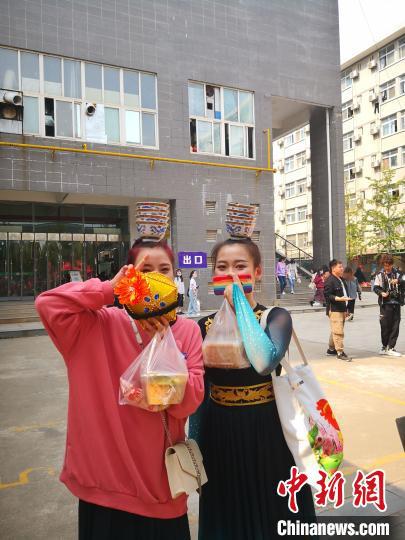 图为学生顶碗到食堂就餐 冯哲昊 摄