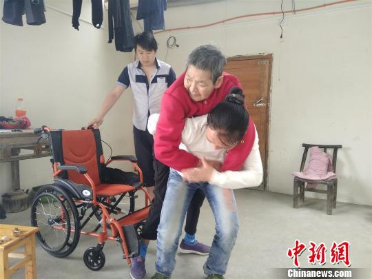 何春枚背婶婶出门晒太阳 夷宣 摄