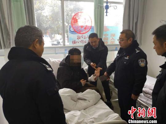 西陵分局相关领导前往医院看望慰问晓林 吴俊 摄