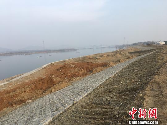襄陽正大力實(shí)施河道生態(tài)修復(fù)工程 胡傳林 攝