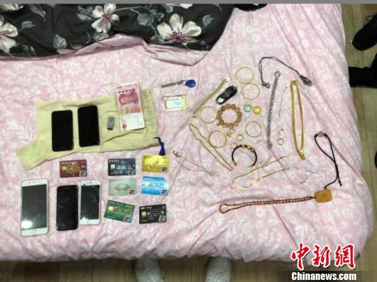 图为警方缴获的物品　张洪　摄