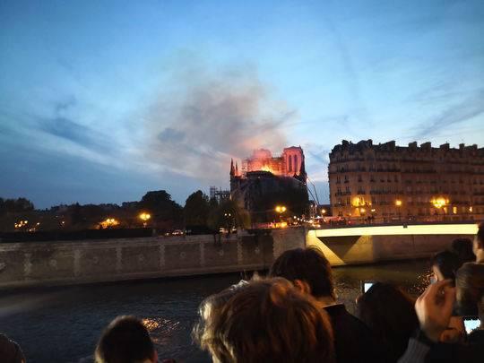 巴黎圣母院燃烧3个半小时