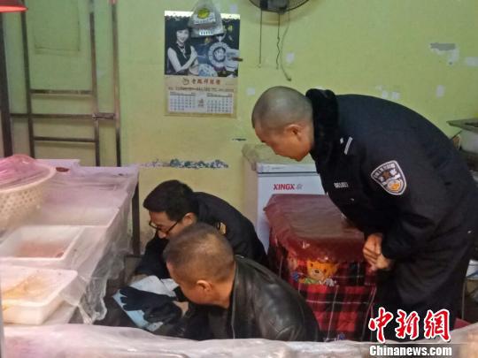 湖北一卤菜店老板在菜中掺入罂粟粉被警方查处(图1) 餐馆在菜中掺入罂粟粉被警方查处。远安公安 供图
