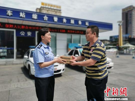 湖北省公安廳制證中心特派工作人員將14張高考學子身份證送到襄陽?！『鷤髁帧z