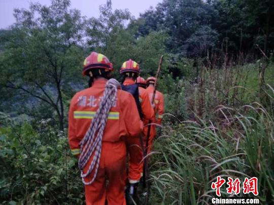 消防等部门联合开展救援 谭文杰 摄