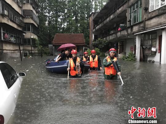 黄冈消防展开救援。黄冈消防供图