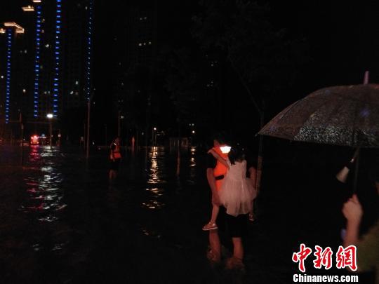 暴雨致湖北荆门多处内涝 消防紧急疏散民众 宁操 摄