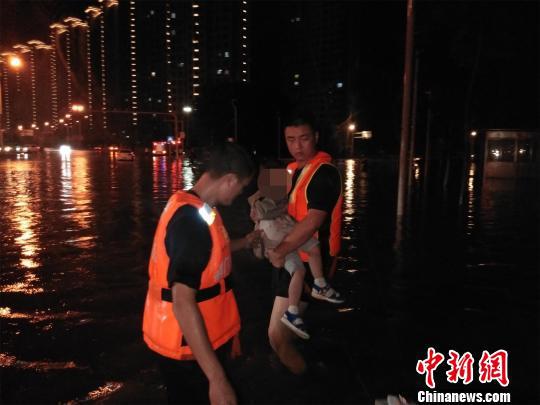 暴雨致湖北荆门多处内涝 宁操 摄