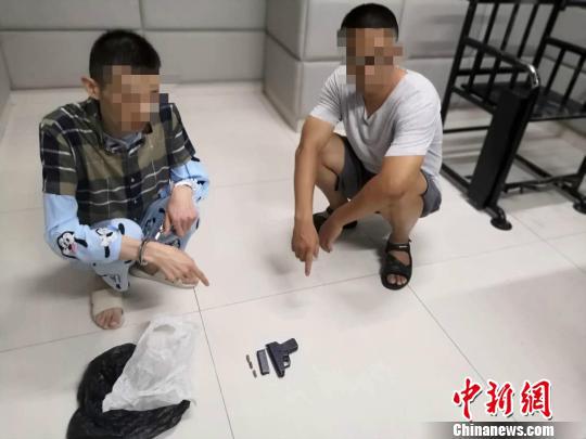 图为荆州警方从敖某住处收缴手枪一支子弹三发。湖北省公安厅供图