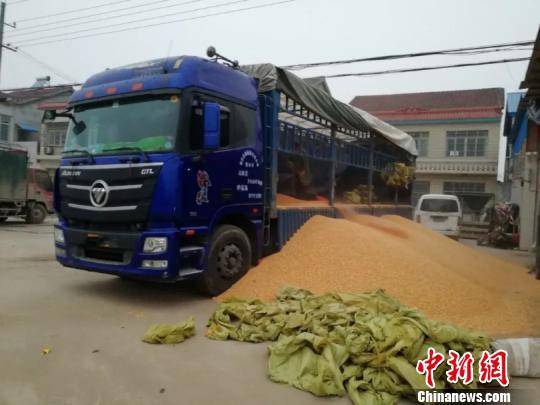 图为运载毒品的货车。荆州公安局供图