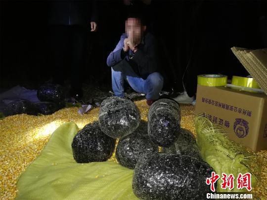 圖為警方繳獲的部分毒品。荊州公安局供圖