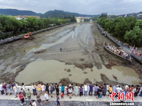 湖北襄阳千年护城河清淤见底　杨东　摄