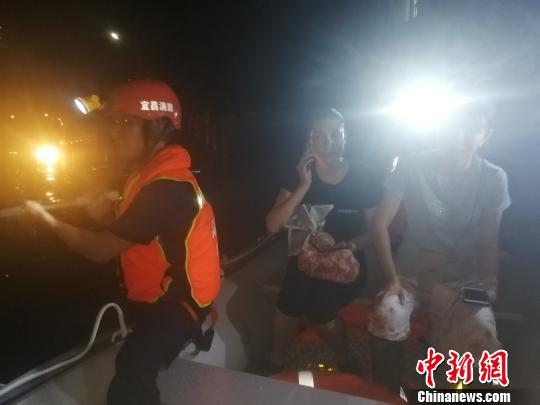 消防员驾驶橡皮艇救援疏散被困群众。宜昌消防供图