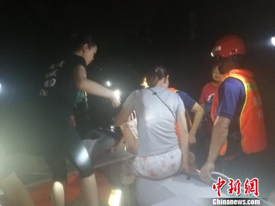 消防员驾驶橡皮艇救援疏散被困群众。宜昌消防供图