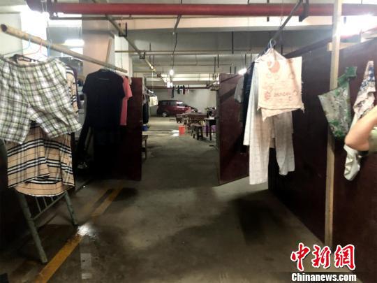 地下车库约200平方米的区域内,用木板搭建多个简易宿舍。咸宁消防供图