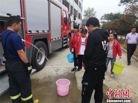 黄冈红安一中学因干旱出现用水困难，消防员前来送水　张天 摄
