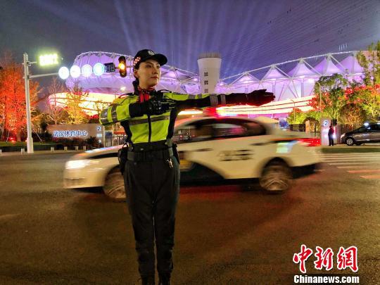 图为，武汉警方军运会执勤　应后威　摄