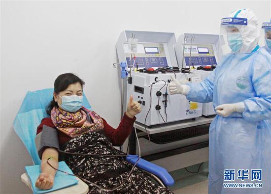 　程琳在武汉市金银潭医院捐献血浆（2月18日摄）。新华社发（武汉市金银潭医院供图）