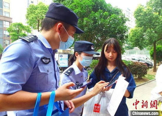 资料图:公安局民警在社区开展反诈宣传。 湖北省公安厅供图