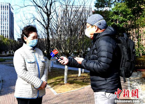 图为作者在采访李兰娟院士。安源 摄