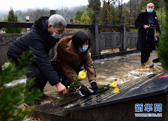 图为1月26日，在湖北省咸丰县烈士陵园，烈士亲属及当地干部群众向烈士敬献鲜花。新华网发 李维君摄
