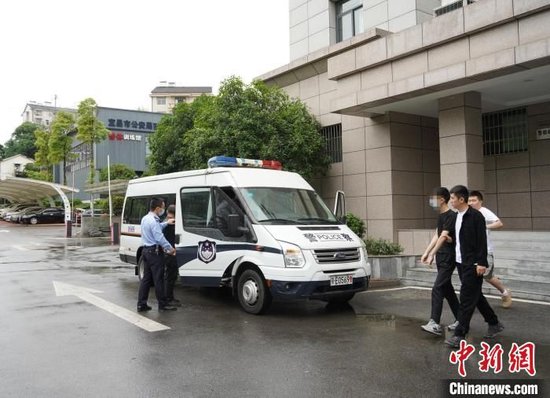 湖北宜昌警方将组织作弊的团伙成员抓获。宜昌市公安局供图