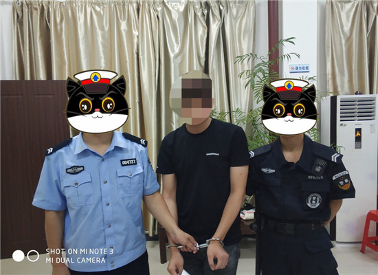 民警将曹某濠抓获 通讯员 李惠敏 摄