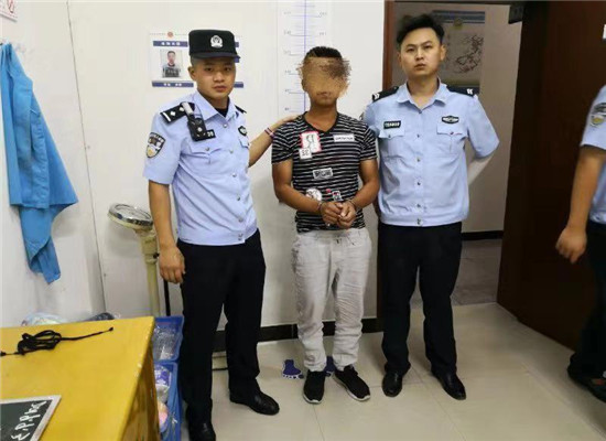 卫某某被民警抓获 通讯员 李丹 摄