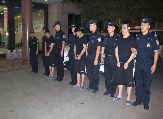 3名嫌疑人被押解回黄石 通讯员 周丹 摄