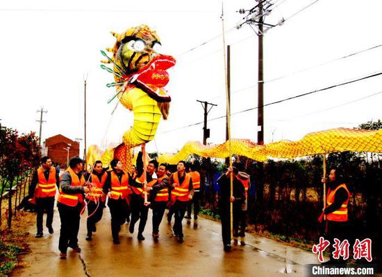 80余名村民齊心協(xié)力舞動起這條百余米長的“火龍” 宋俊初 攝