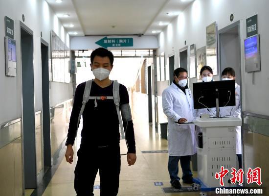 医务人员检测肺功能评估设备情况。