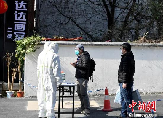 图为作者采访集中隔离点。安源摄