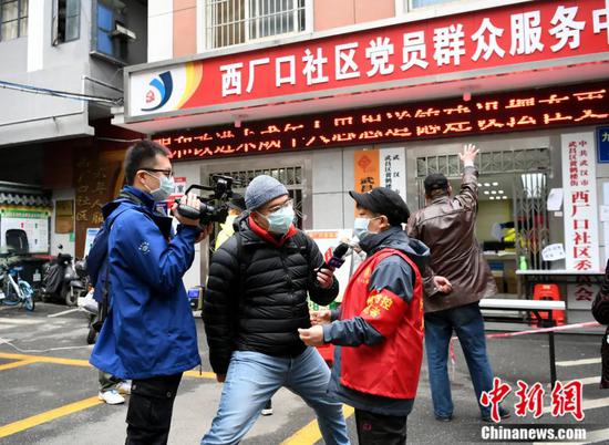 图为作者采访黄鹤楼街道的社区工作者。安源 摄