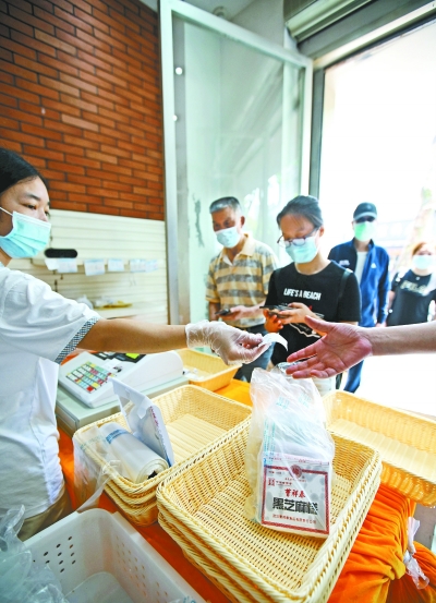 3日，曹祥泰的芝麻糕、绿豆糕热销 长江日报记者何晓刚 摄