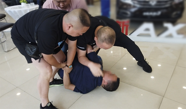 民警在襄阳一家4S店将蒋某某抓获。竹溪警方供图