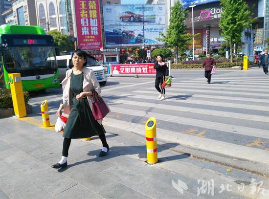 图说:大冶街头规范行人过马路的“神器”(记者雷巍巍摄)