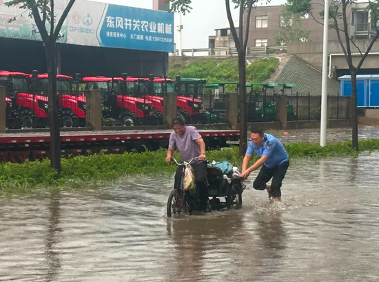 天门警方帮助受困老人脱困。