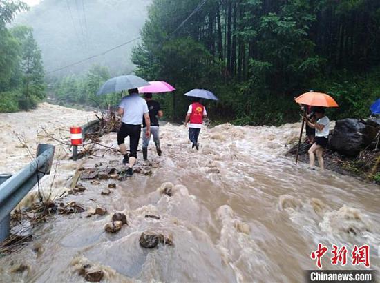 30日，婺城区乡镇山间道路被水淹没 乡镇提供 摄