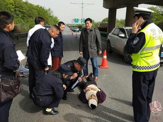 原标题:突发丨汉鄂高速上90后男子突然跳桥,落入桥下行车道,所幸。。。