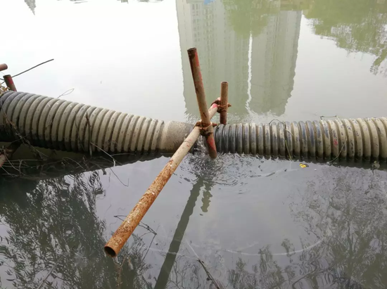 天门河东湖路与文昌路段，污水管网破损断裂，污水直排天门河